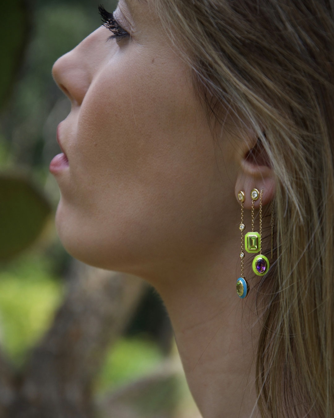 Orecchino Joule in oro giallo, ametista - smalto giallo fluo - immagine 2