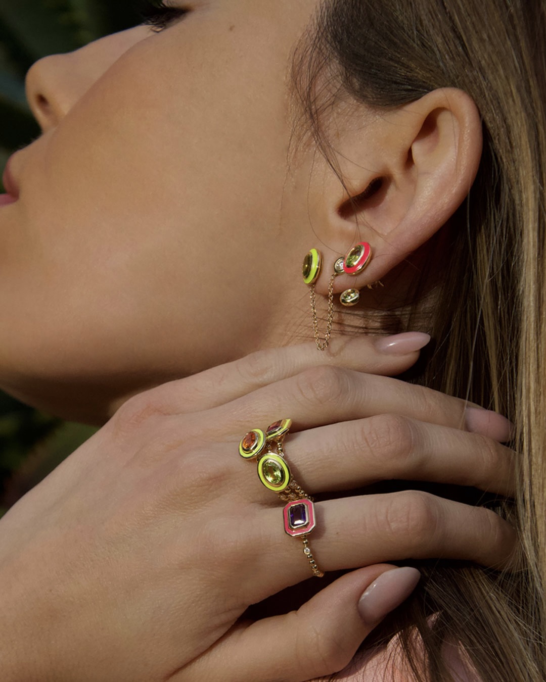 Orecchino Joule in oro giallo, ametista - smalto giallo fluo - immagine 3